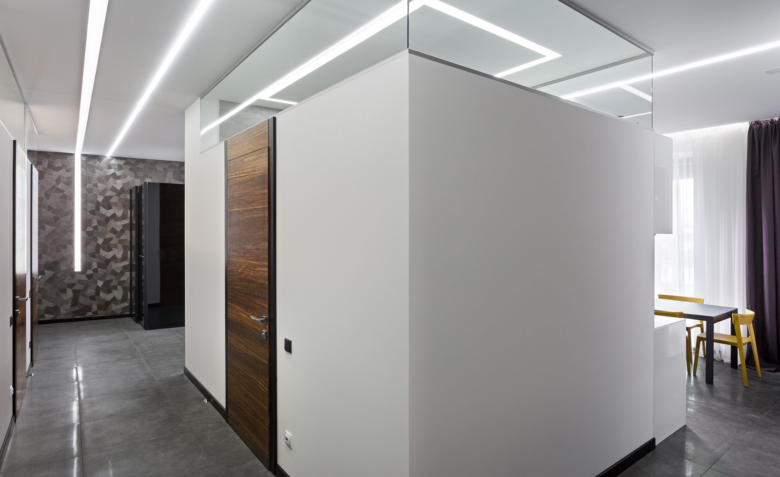 Houzz Украина: Лаконичный интерьер с игрой света и телевизорами