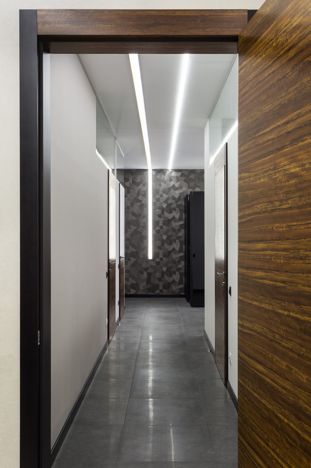 Houzz Украина: Лаконичный интерьер с игрой света и телевизорами