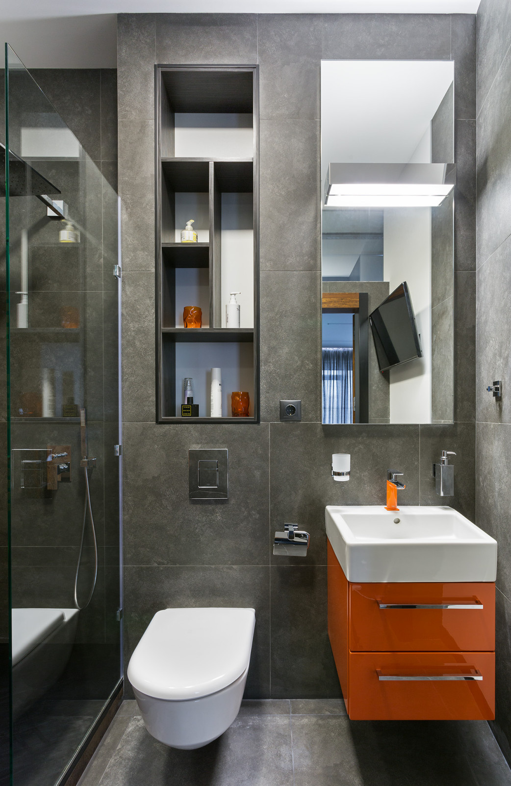 Houzz Украина: Лаконичный интерьер с игрой света и телевизорами