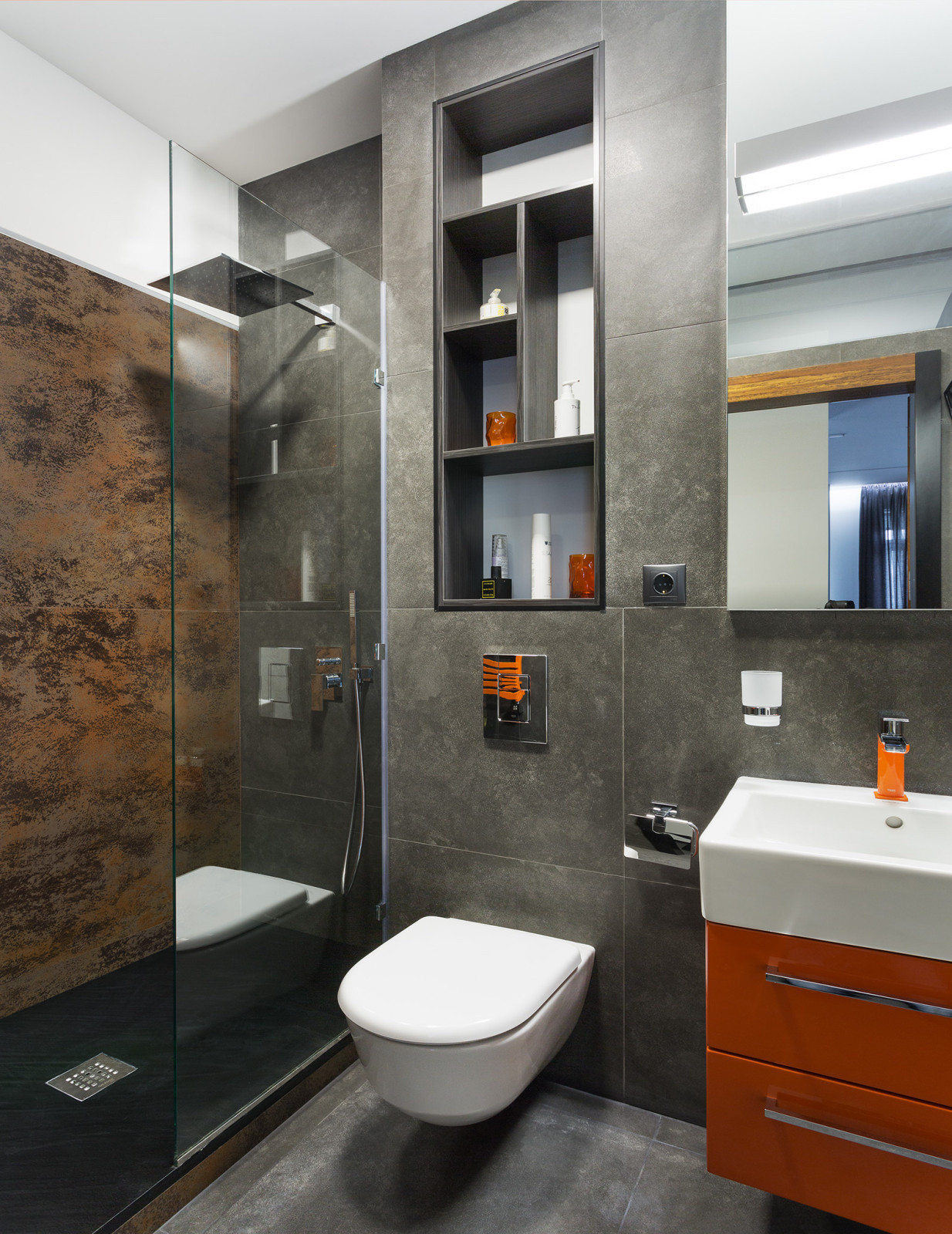 Houzz Украина: Лаконичный интерьер с игрой света и телевизорами