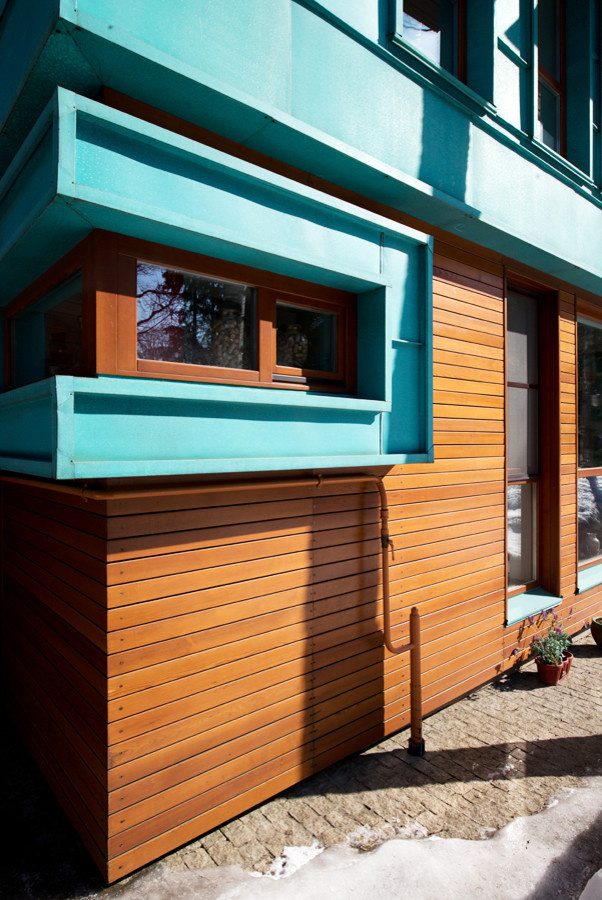 Дом из меди и дерева