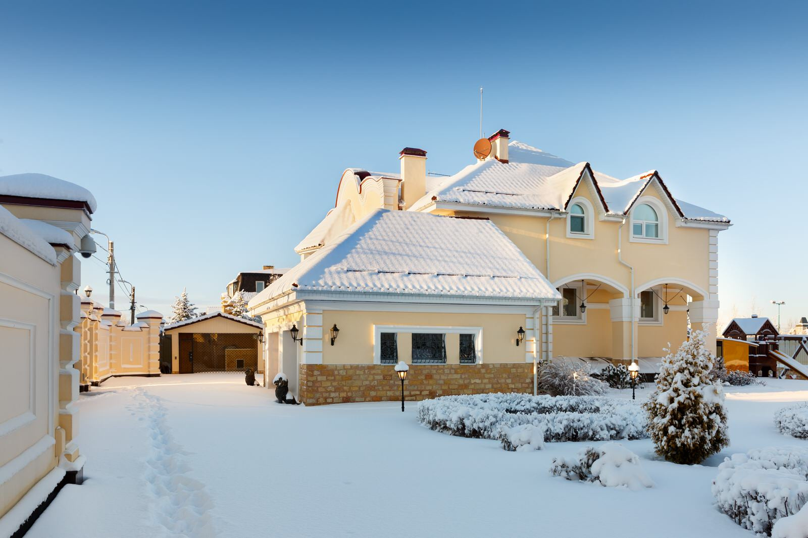 Фасад в сторону участка