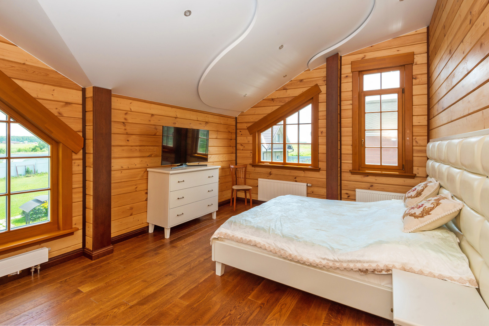 Спальня в доме из клееного бруса по индивидуальному проекту