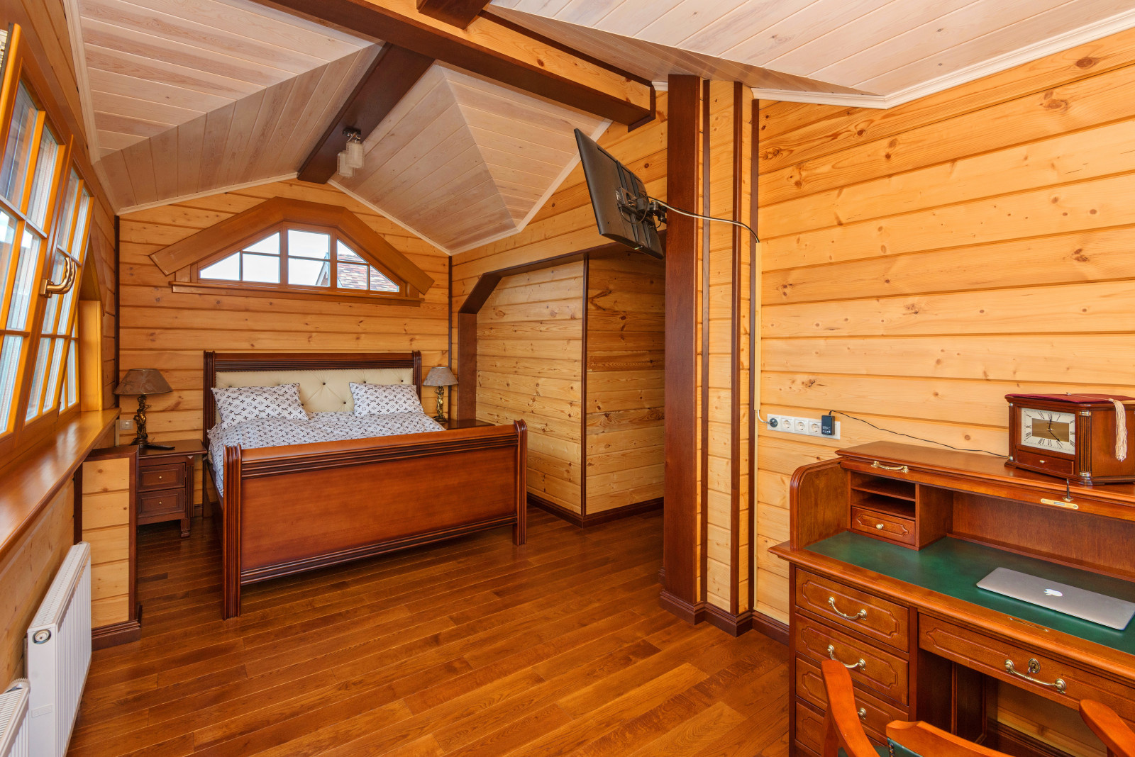 Спальня в доме из клееного бруса по индивидуальному проекту