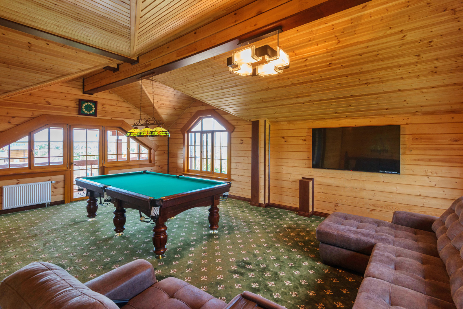 Бильярдная в доме из клееного бруса по индивидуальному проекту