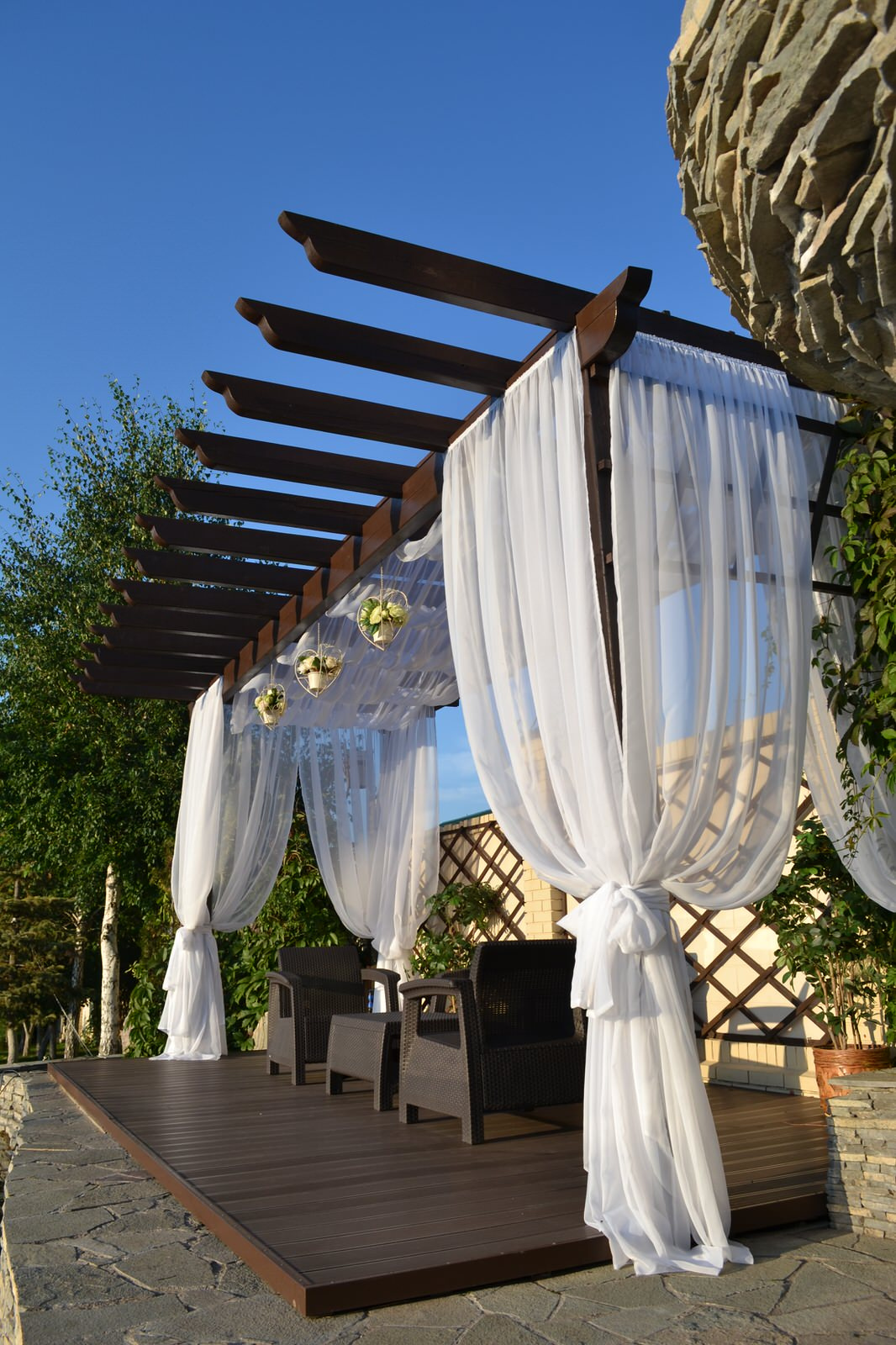 Терраса у пруда