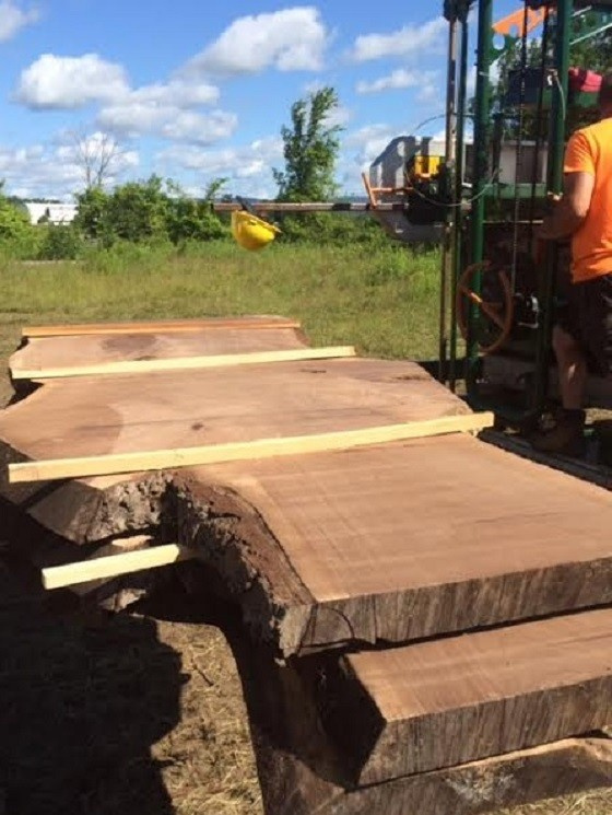 Стол в стиле Live Edge