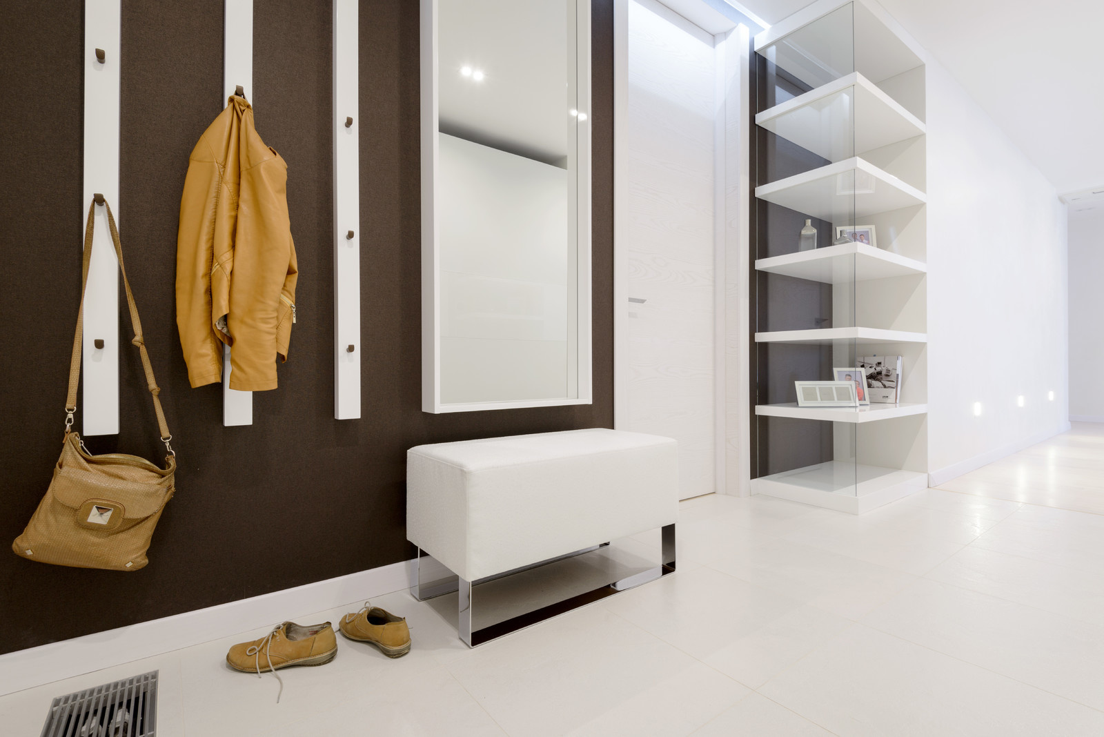 Любовь к белому цвету.