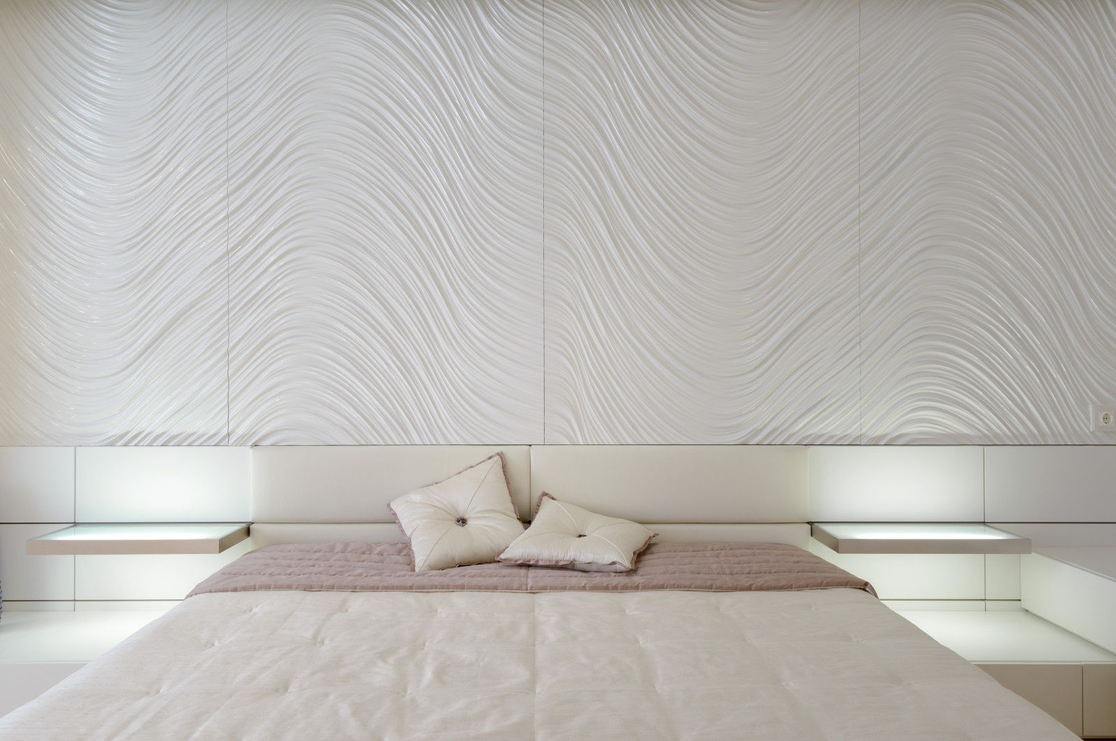 Любовь к белому цвету.