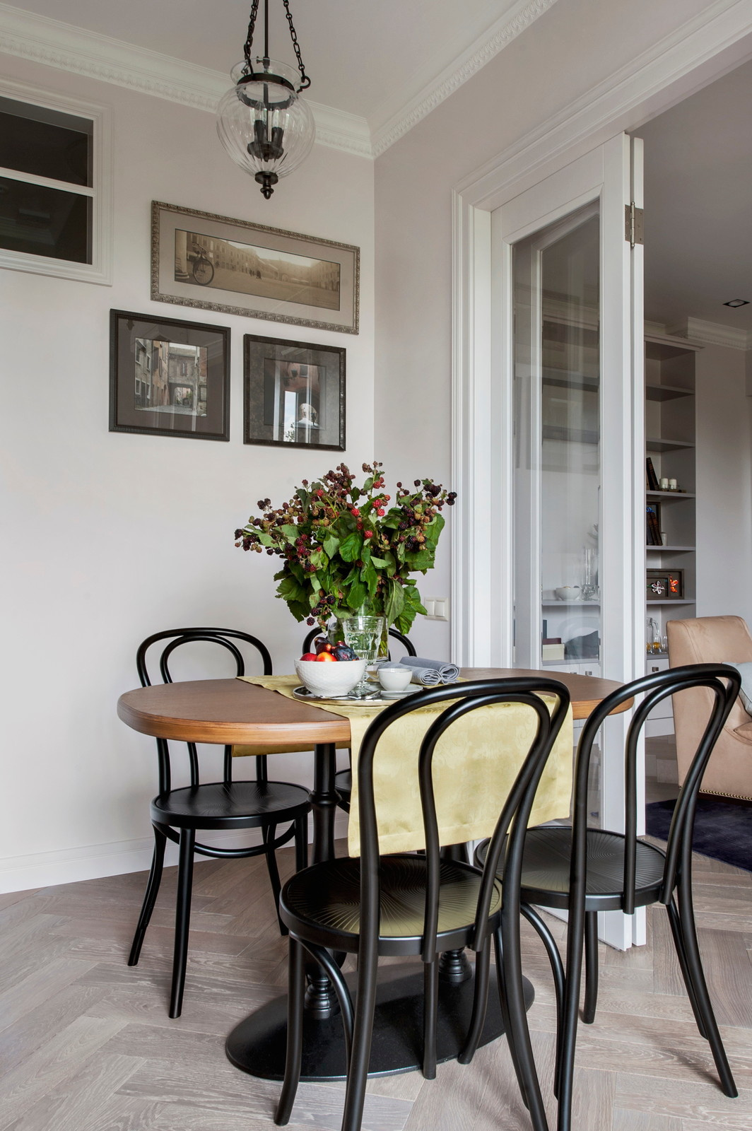 Квартира в доме по проекту архитектора Жолтовского.