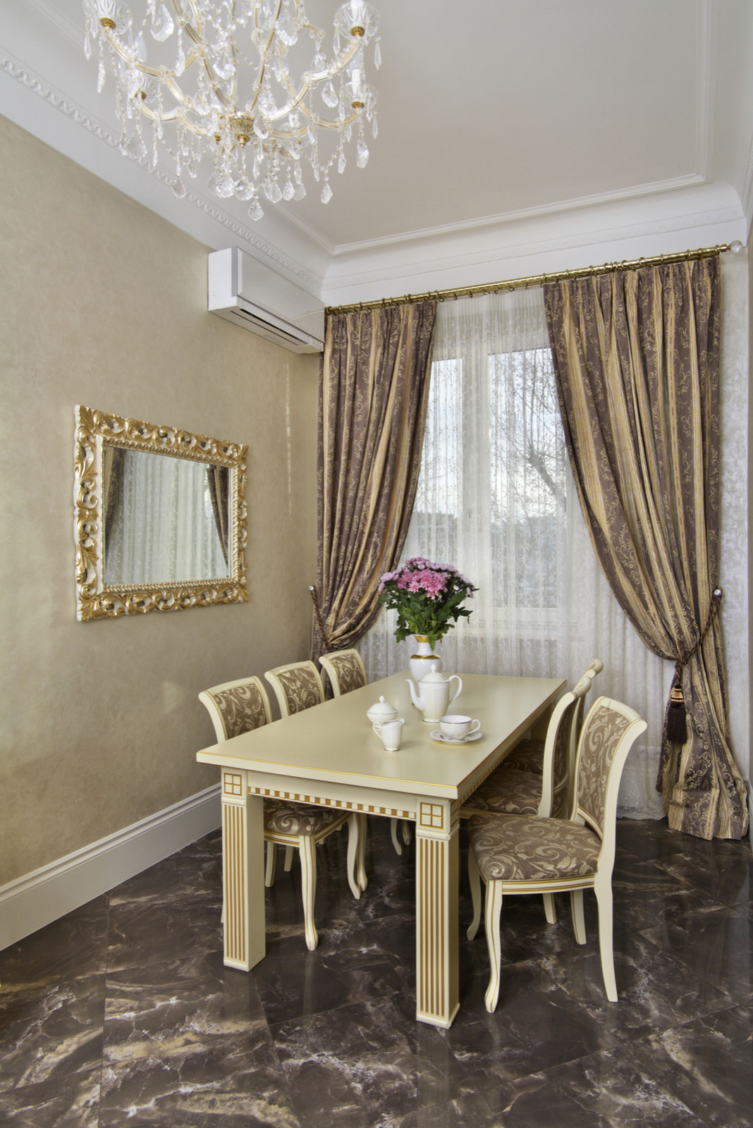 Элегантная классика (3-х комн. квартира в сталинке)