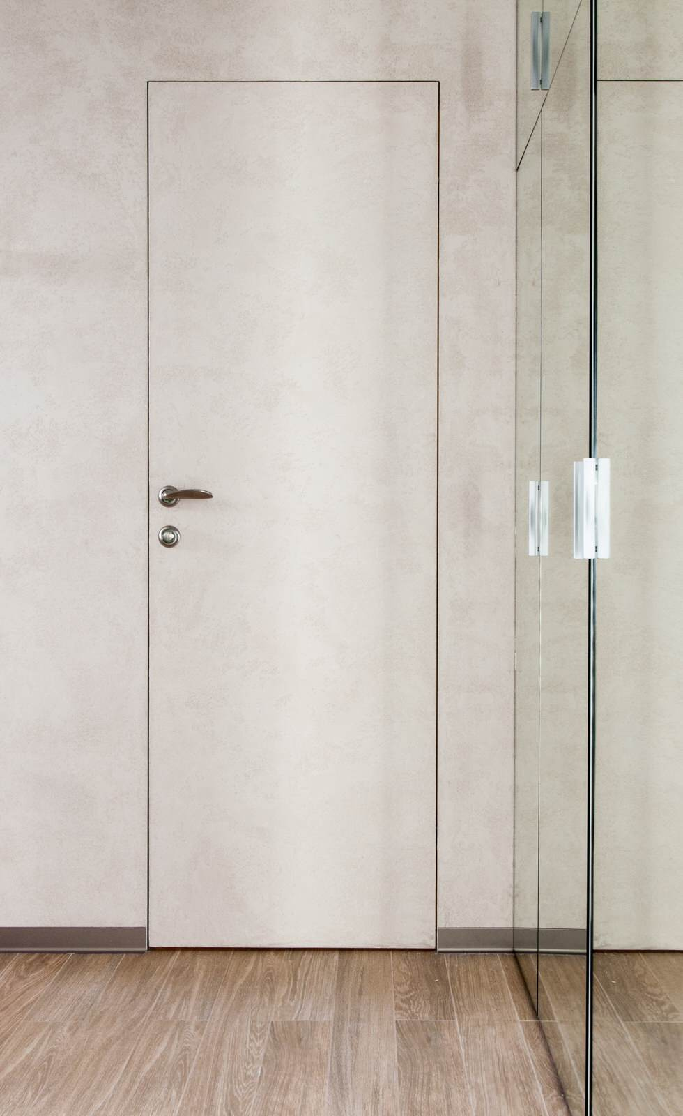 Скрытая дверь маскирует вход в санузел