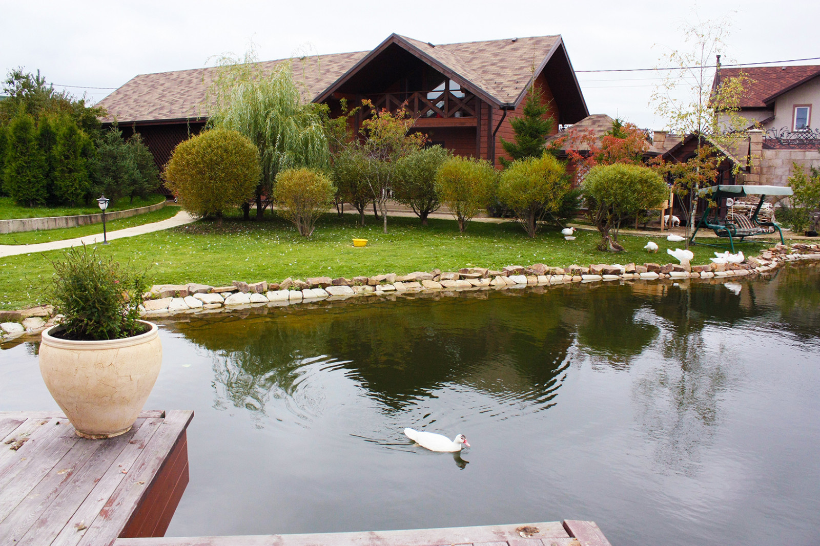 Дизайн сада с большим водоемом.