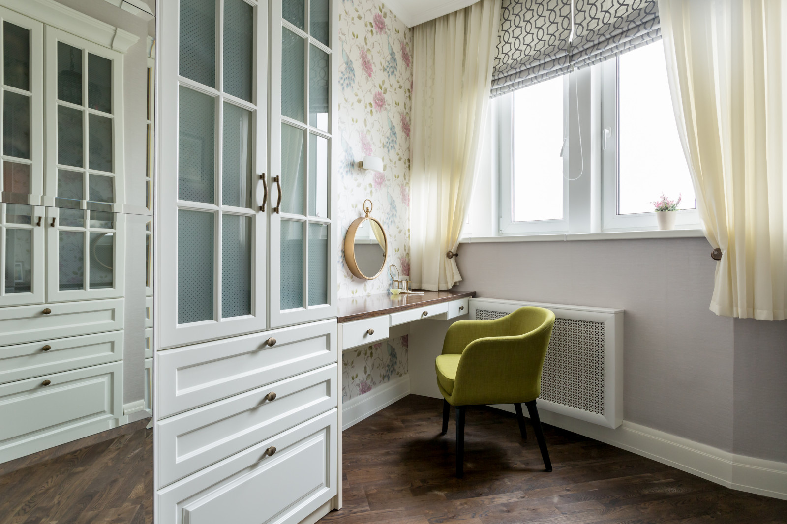 Белое, черное и яркие тона - реализованный проект квартиры в Москве.