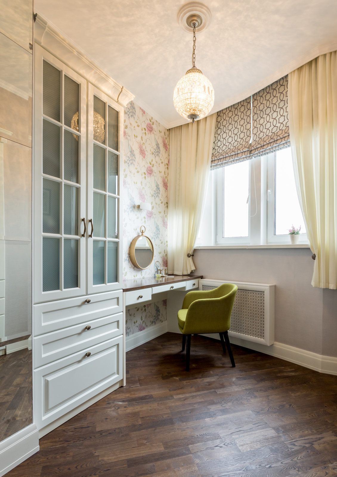 Белое, черное и яркие тона - реализованный проект квартиры в Москве.