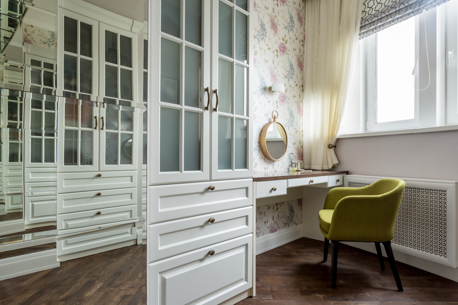 Белое, черное и яркие тона - реализованный проект квартиры в Москве.