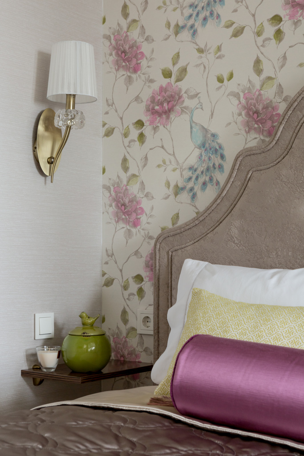 Белое, черное и яркие тона - реализованный проект квартиры в Москве.