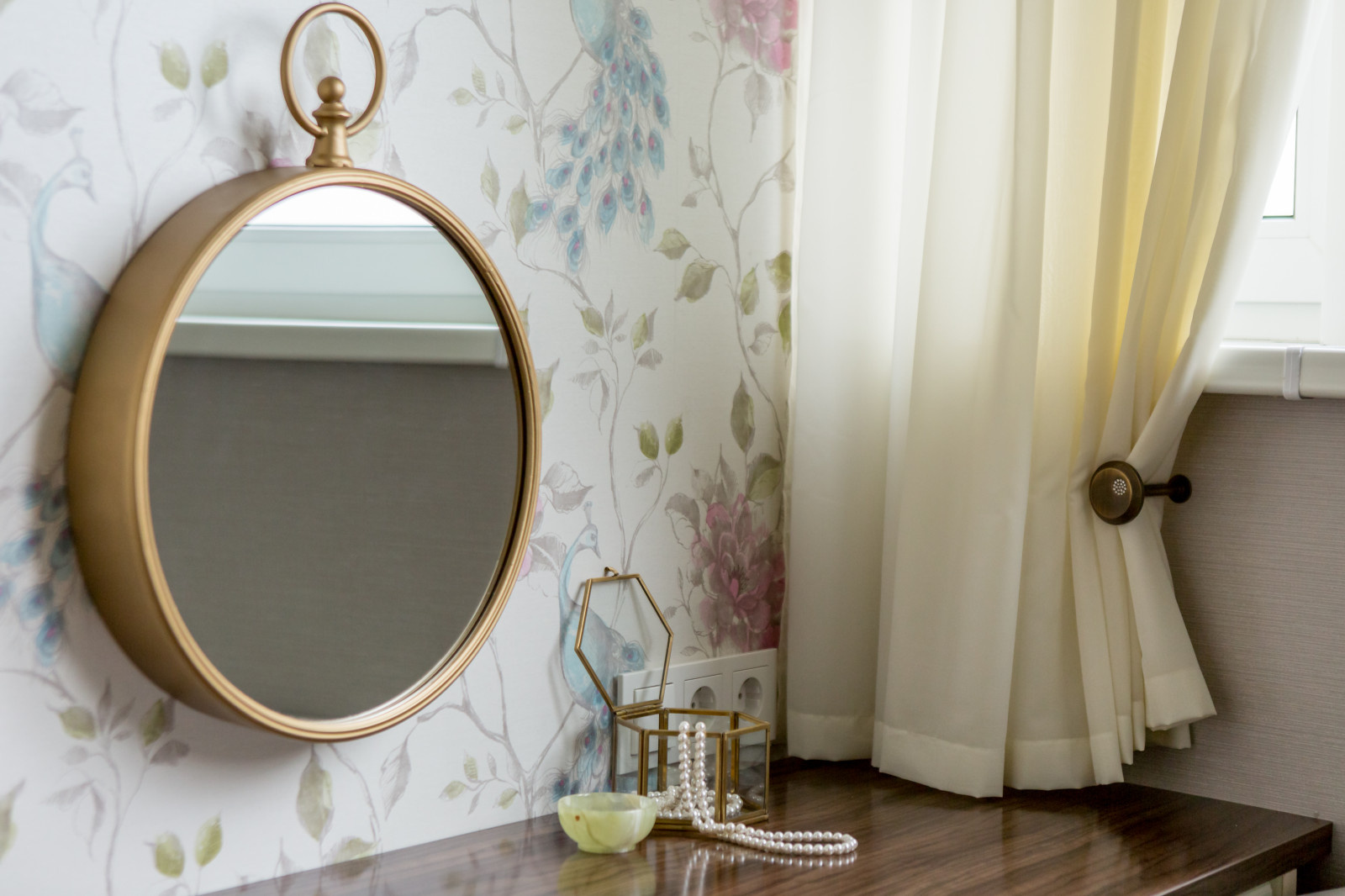 Белое, черное и яркие тона - реализованный проект квартиры в Москве.