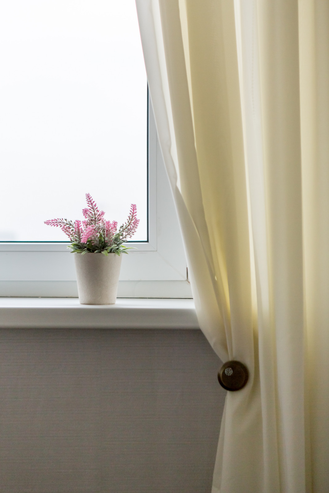 Белое, черное и яркие тона - реализованный проект квартиры в Москве.