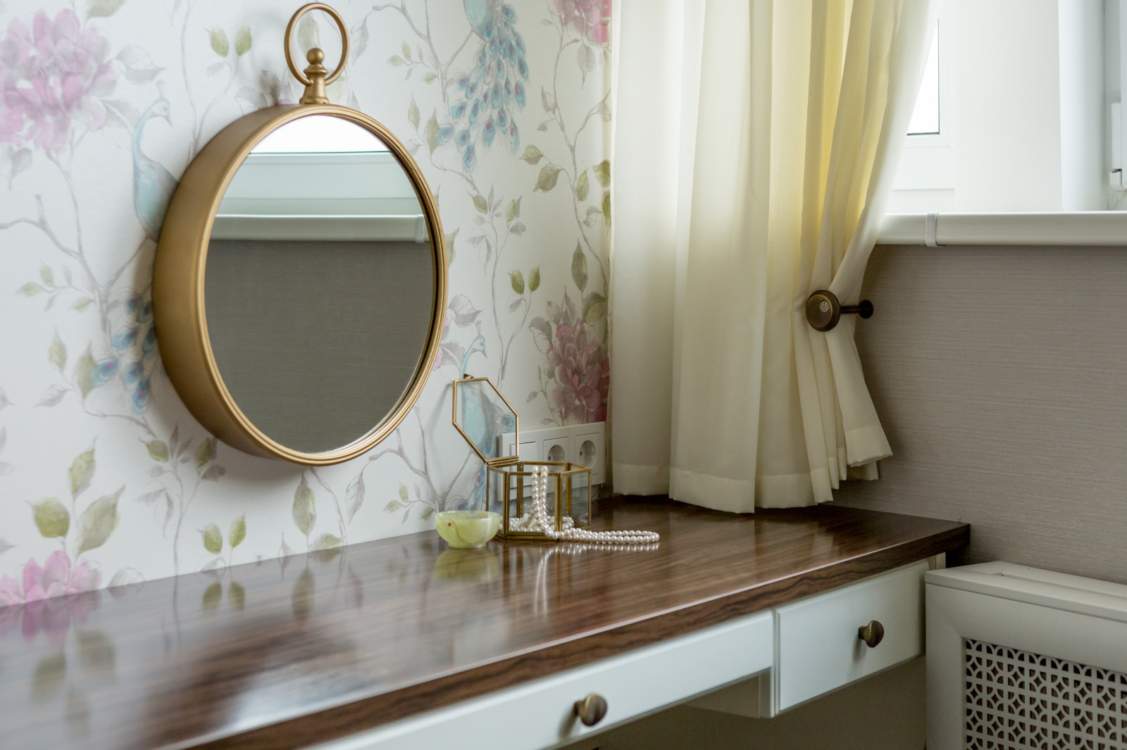 Белое, черное и яркие тона - реализованный проект квартиры в Москве.