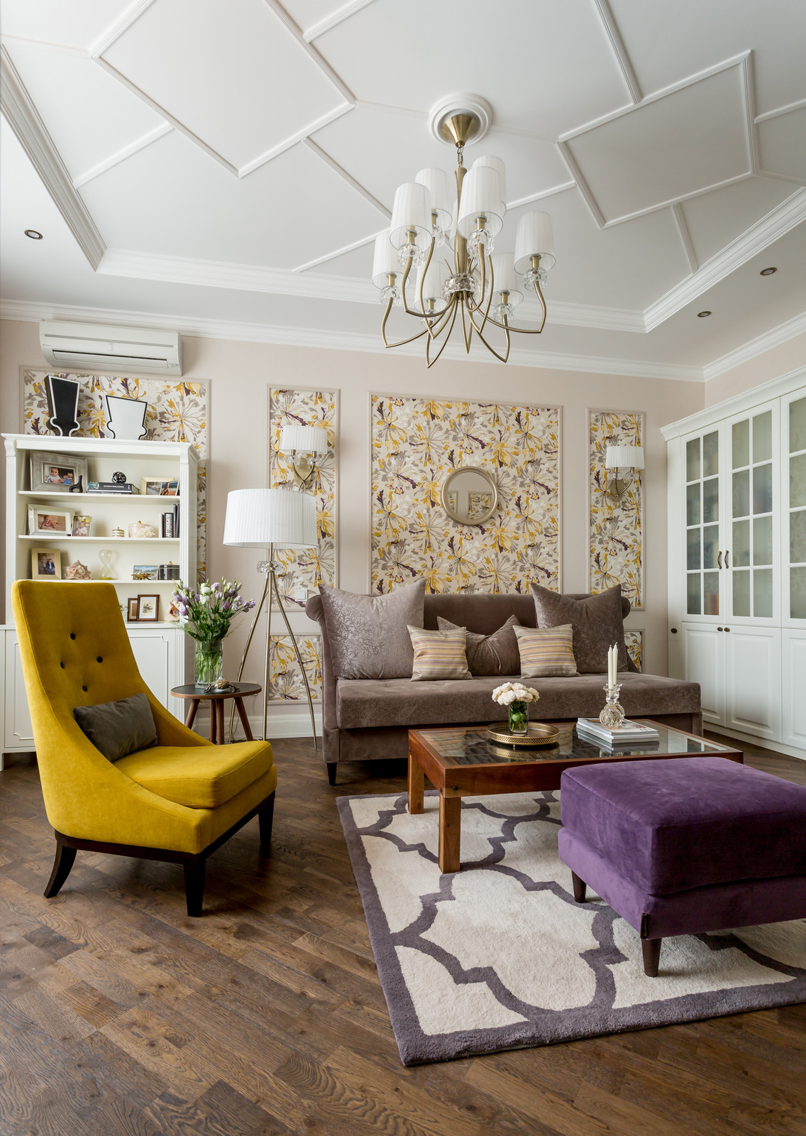 Белое, черное и яркие тона - реализованный проект квартиры в Москве.