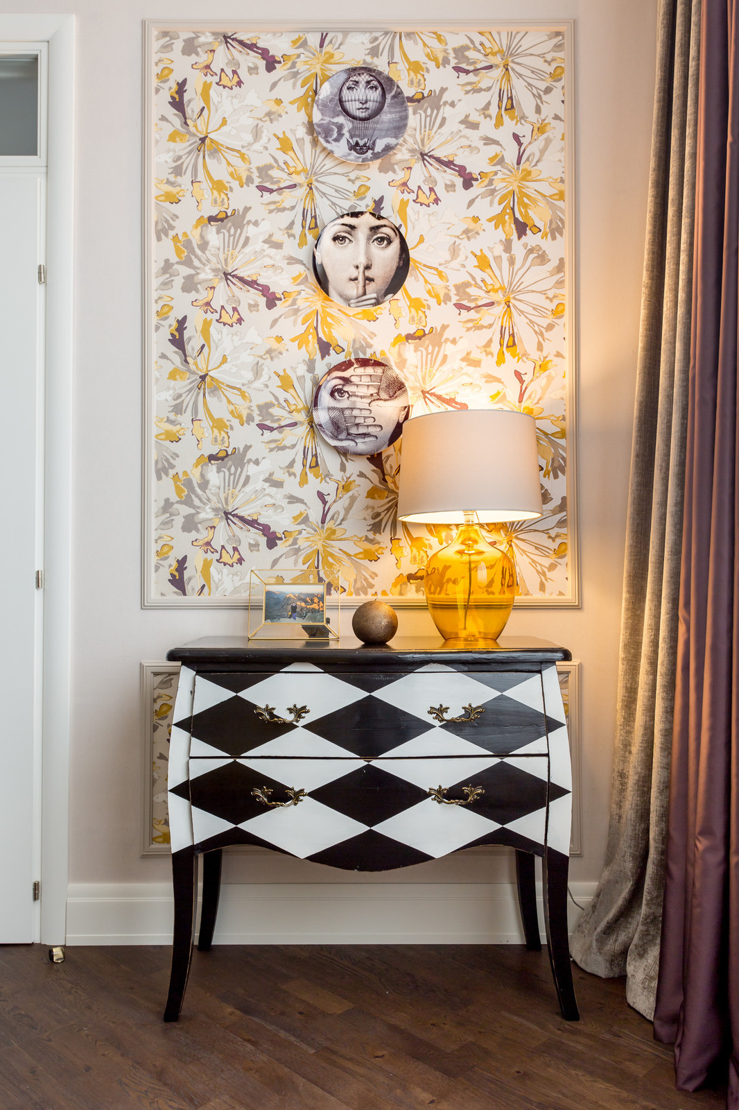 Белое, черное и яркие тона - реализованный проект квартиры в Москве.