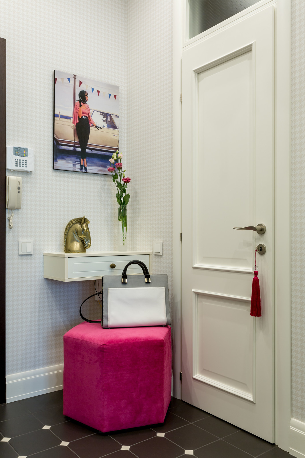 Белое, черное и яркие тона - реализованный проект квартиры в Москве.