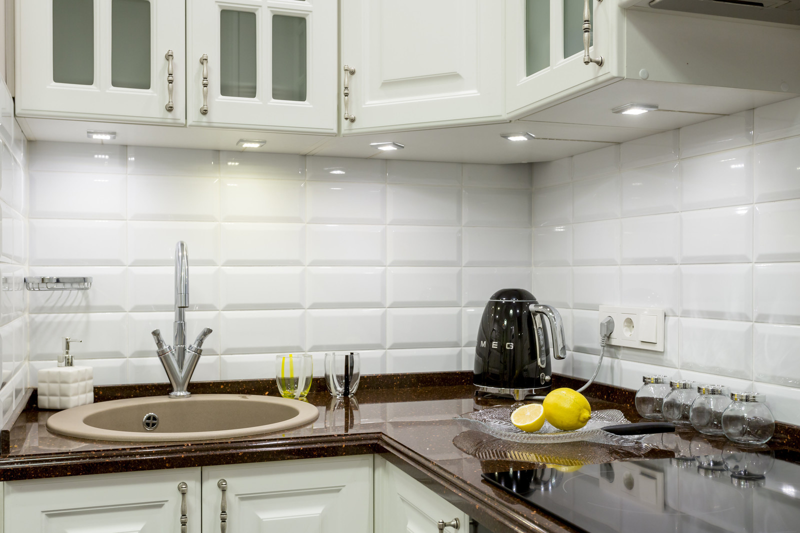 Белое, черное и яркие тона - реализованный проект квартиры в Москве.