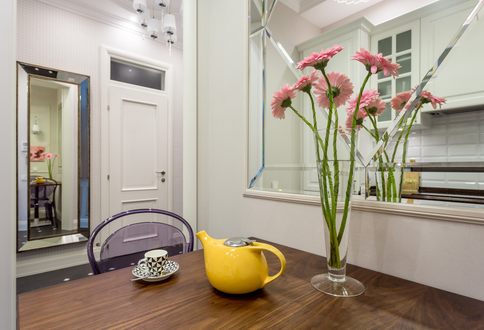 Белое, черное и яркие тона - реализованный проект квартиры в Москве.