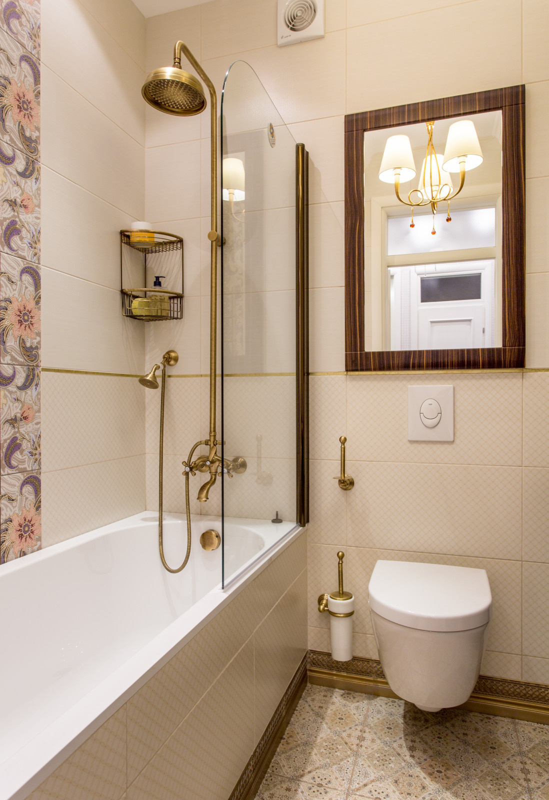 Белое, черное и яркие тона - реализованный проект квартиры в Москве.