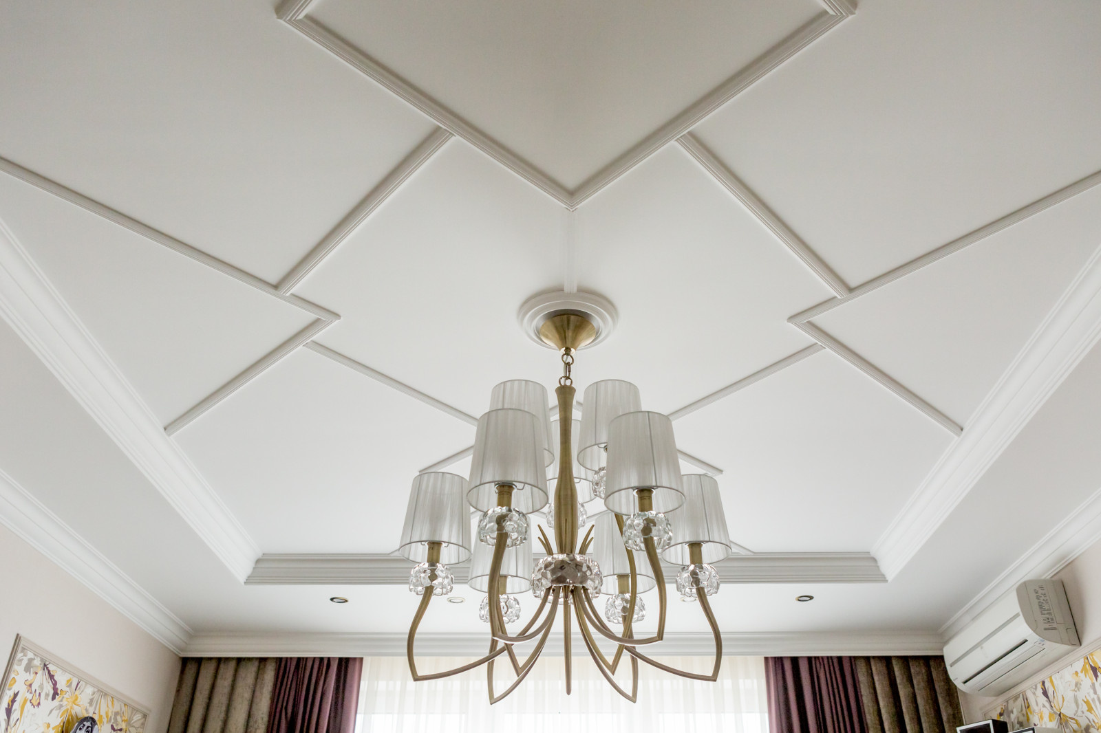 Белое, черное и яркие тона - реализованный проект квартиры в Москве.