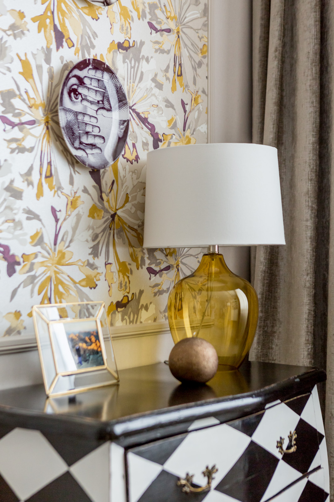 Белое, черное и яркие тона - реализованный проект квартиры в Москве.