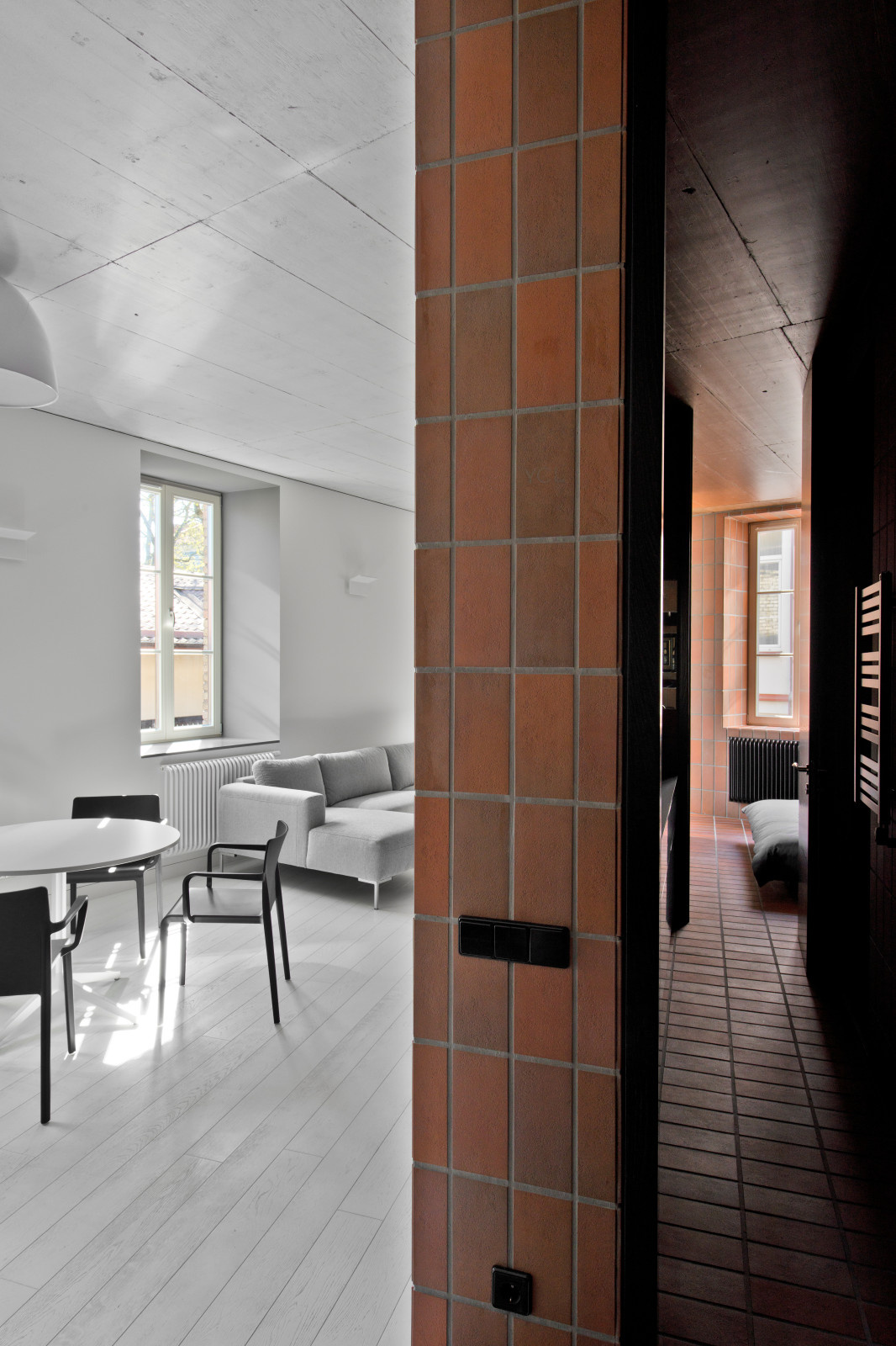 Houzz Литва: Аскетичная квартира с клинкерной стеной посредине