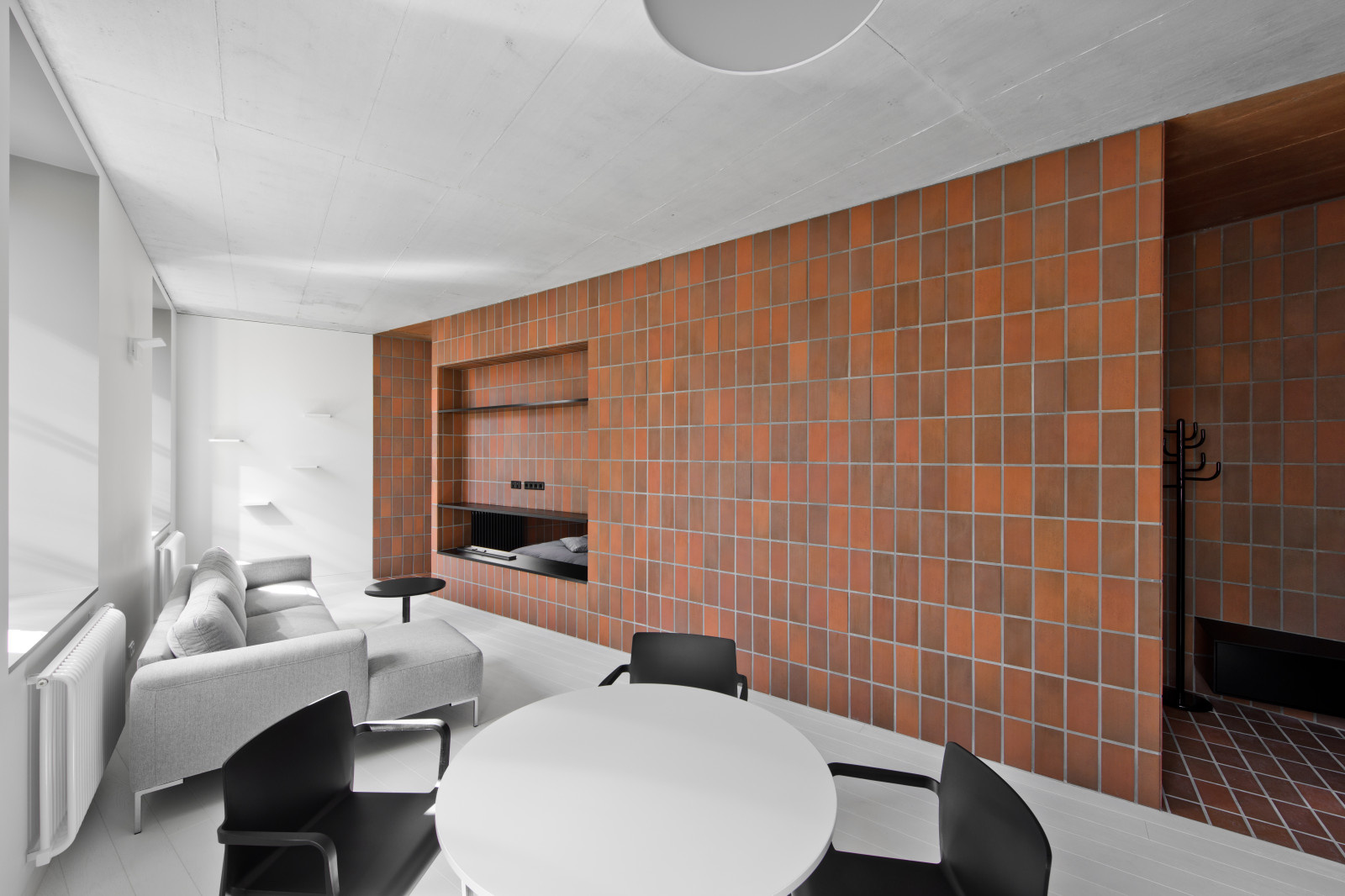 Houzz Литва: Аскетичная квартира с клинкерной стеной посредине