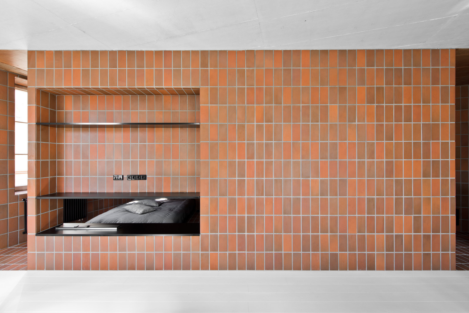 Houzz Литва: Аскетичная квартира с клинкерной стеной посредине