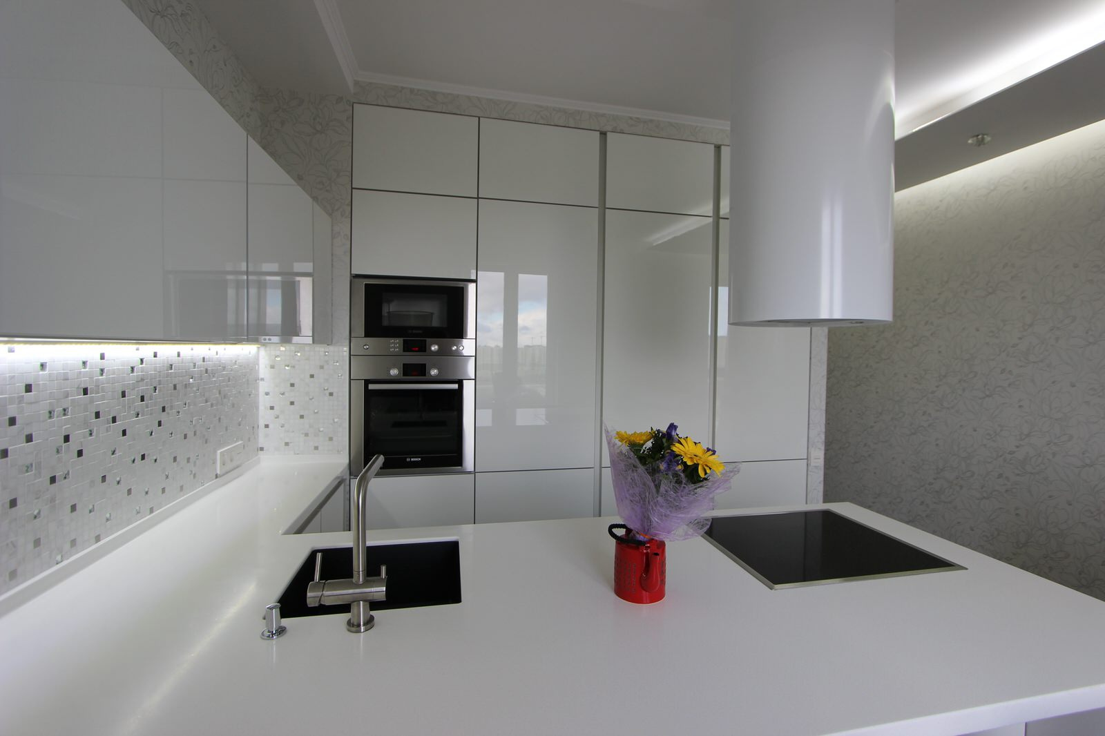 Кухня с полуостровом, "Белый лотос"