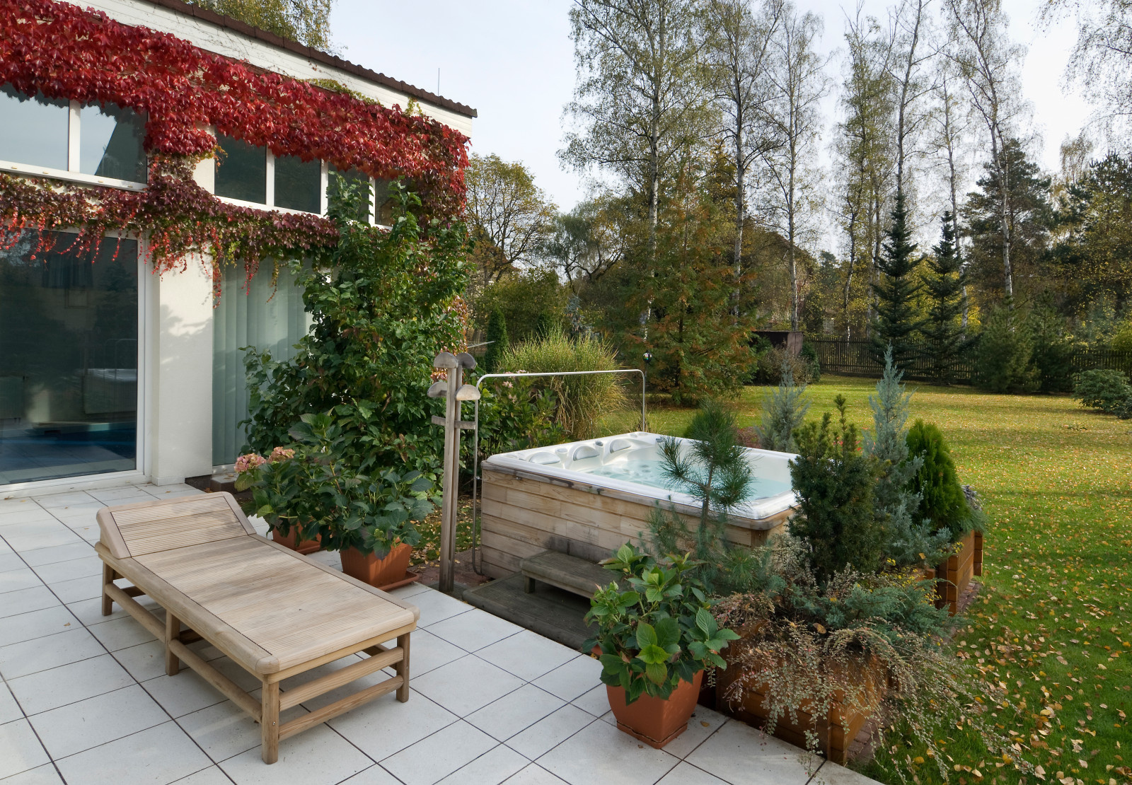 Persea - бассейн среднего размера с двумя лежаками