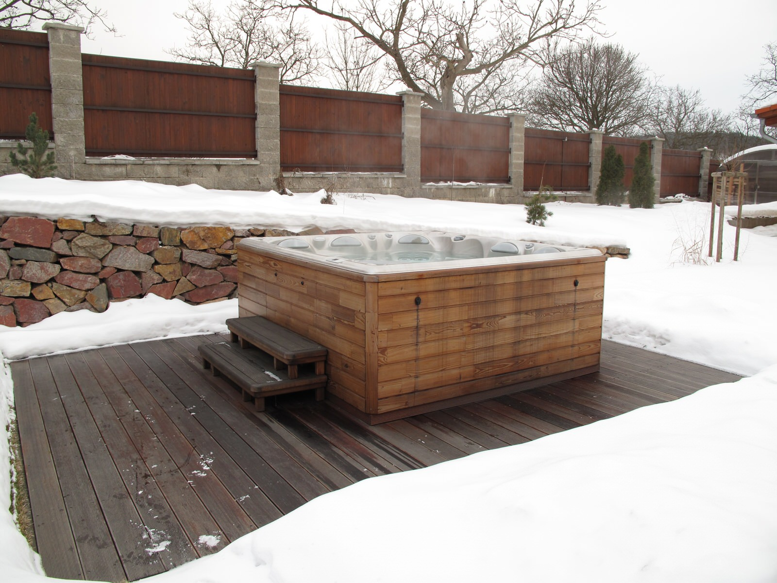 Persea - бассейн среднего размера с двумя лежаками