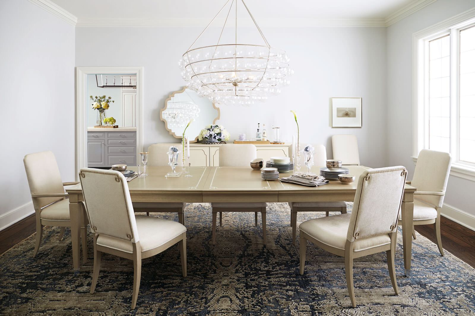 Столовая в стиле современной классики