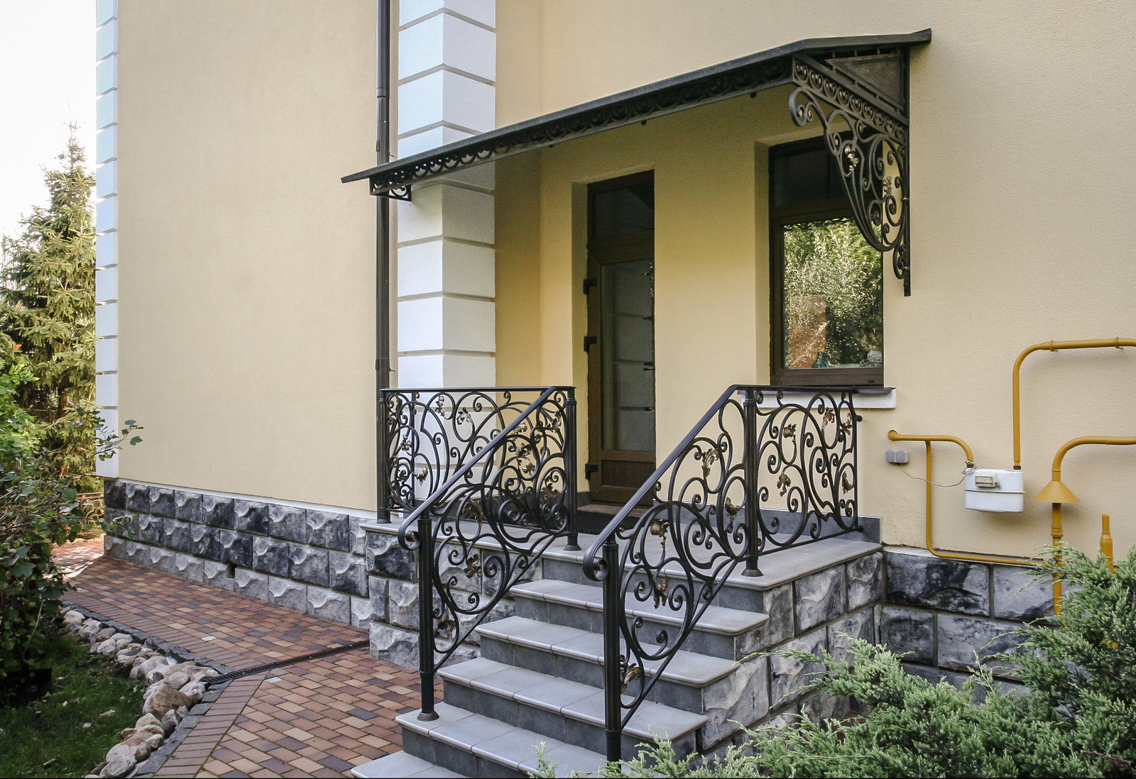 Козырёк, ограждение крыльца, фонарь