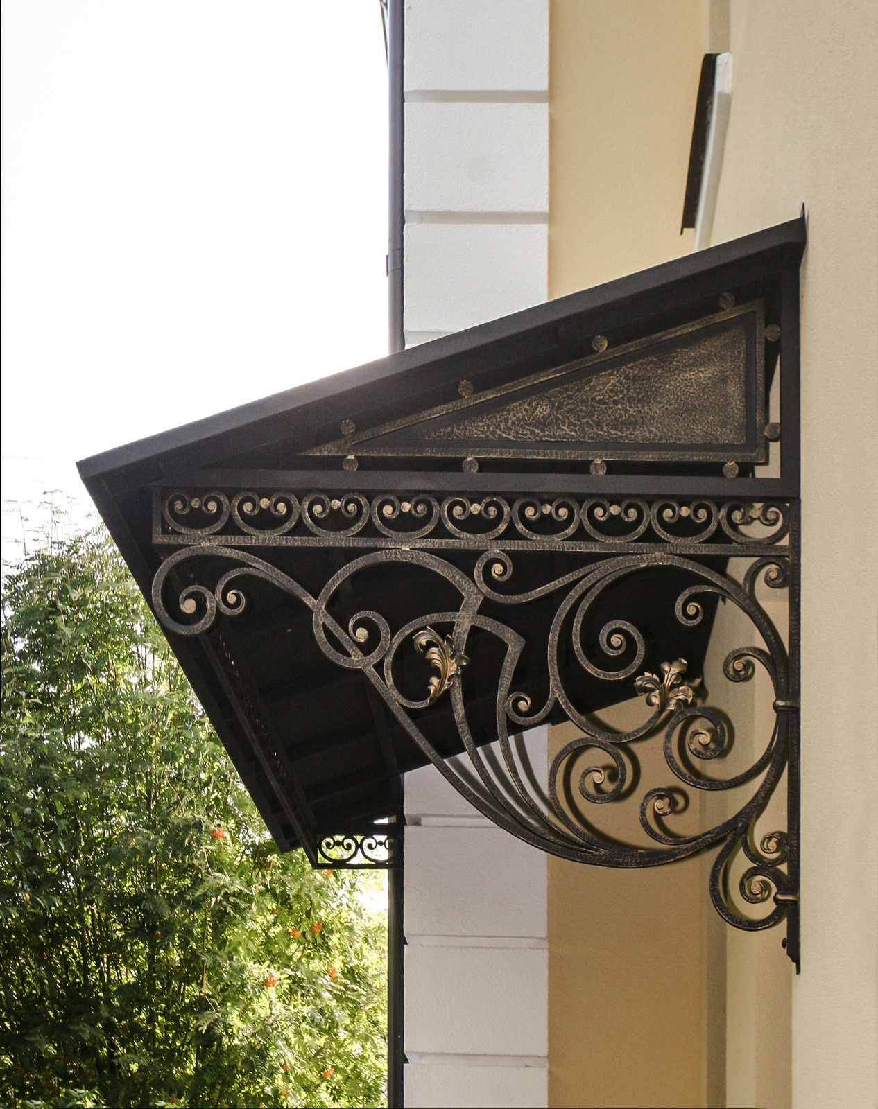 Козырёк, ограждение крыльца, фонарь