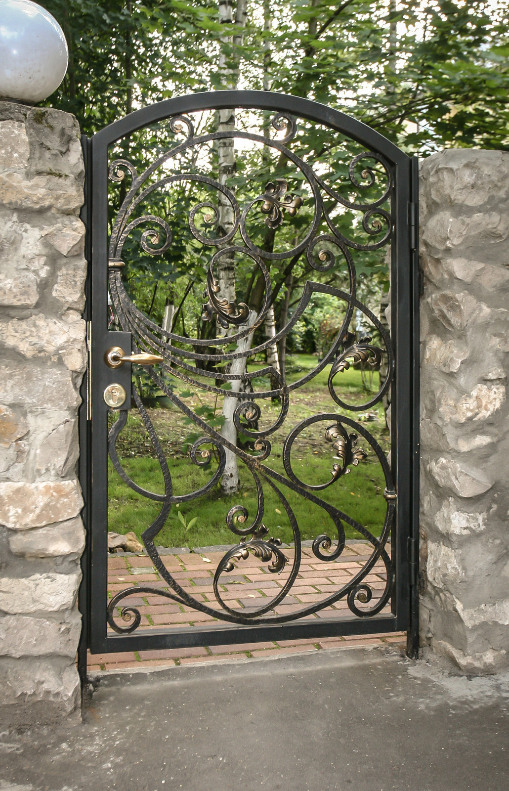 Козырёк, ограждение крыльца, фонарь