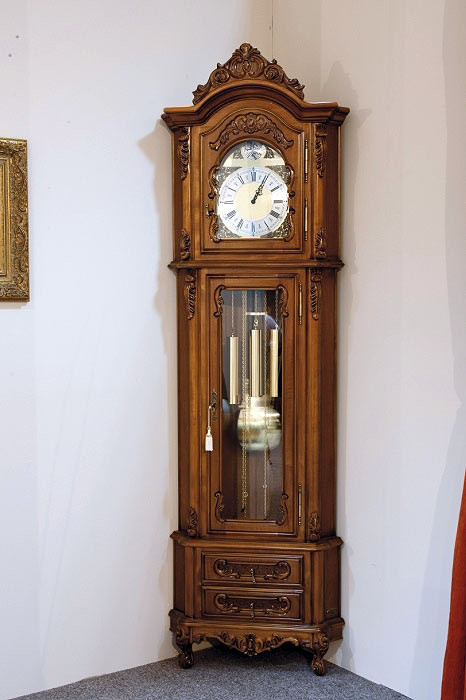 часы в интерьере