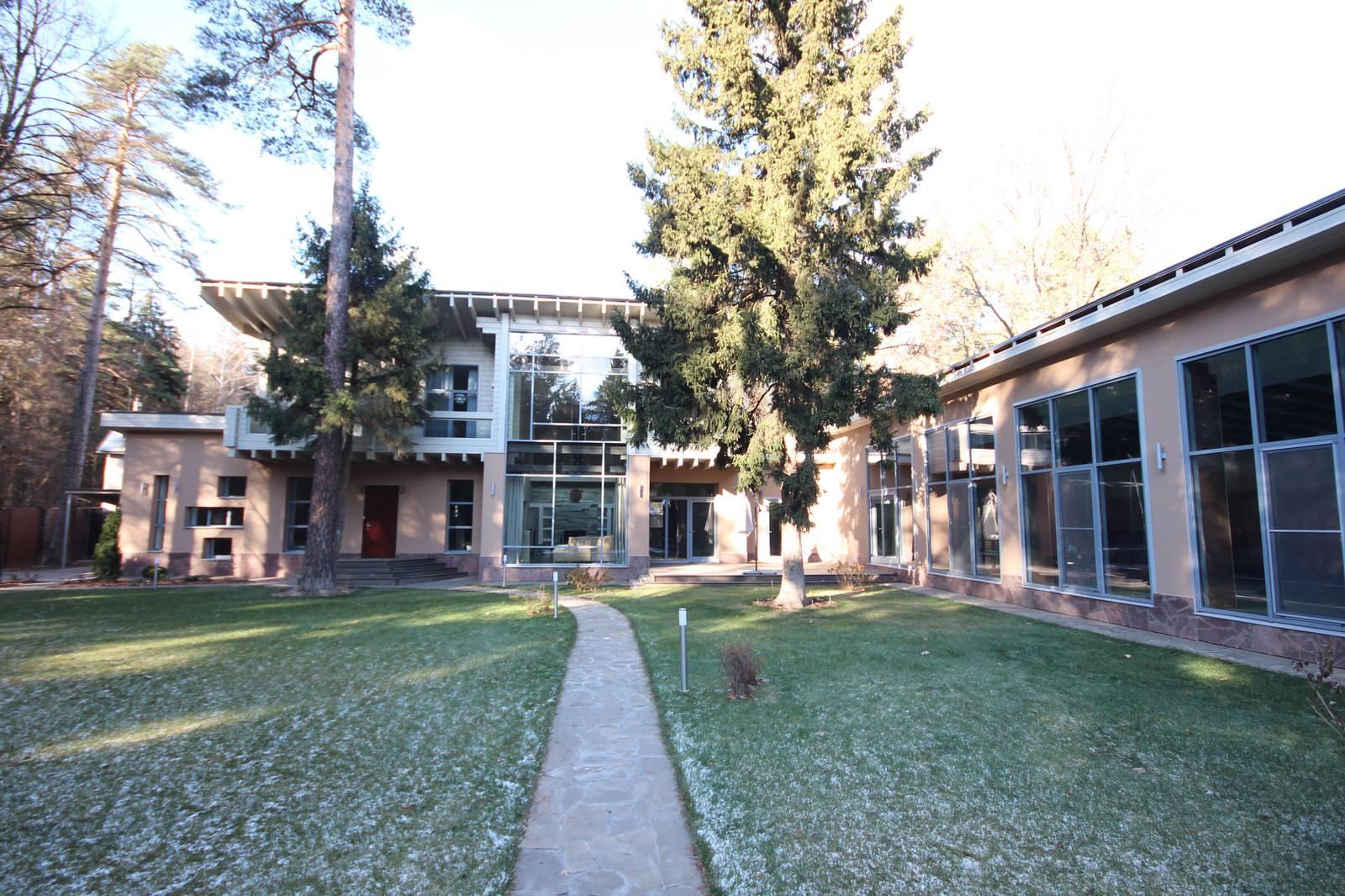 Жилой дом с бассейном