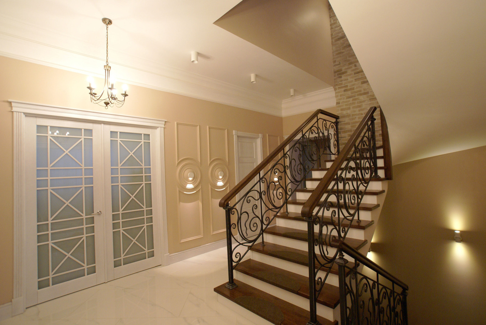 Холл в загородном коттедже