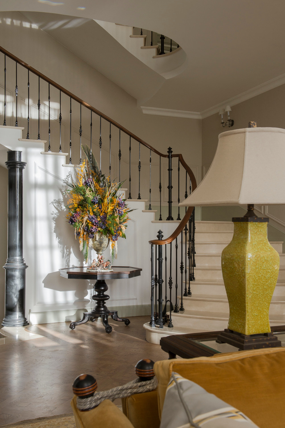 Трехэтажный загородный дом в стиле американской классики