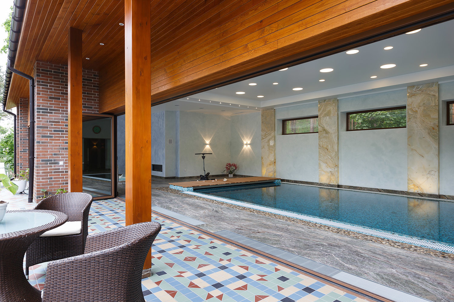 Остекление бассейна