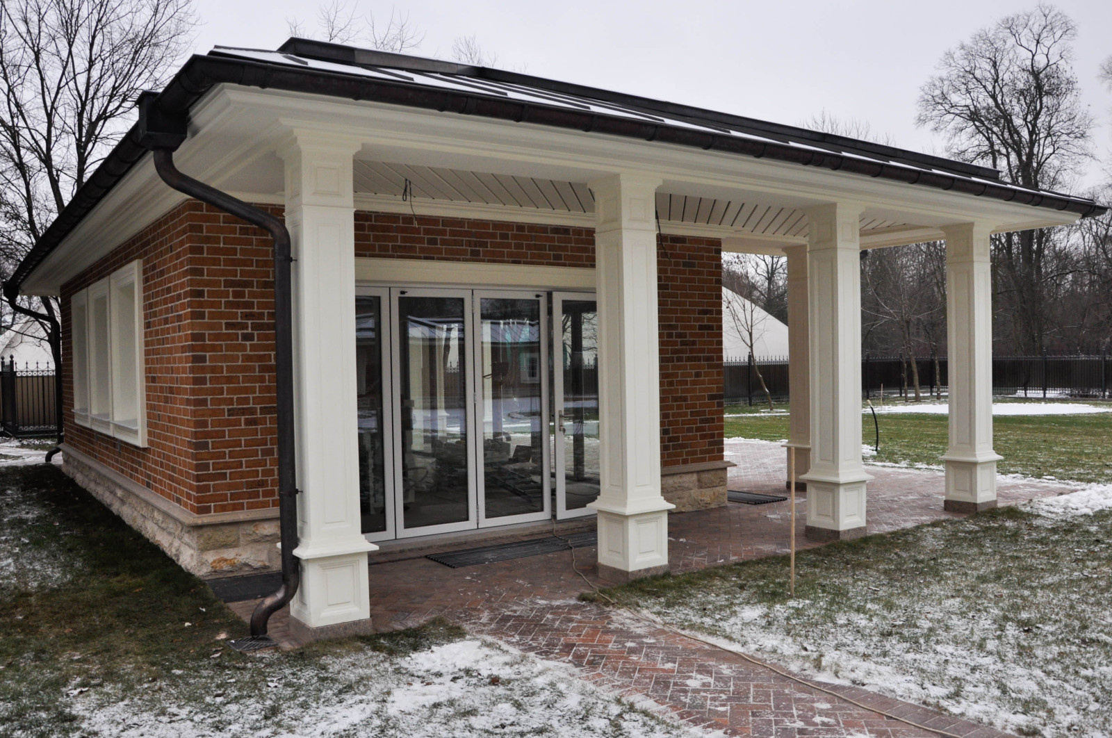 Остекление гостевого дома в Санкт-Петербурге