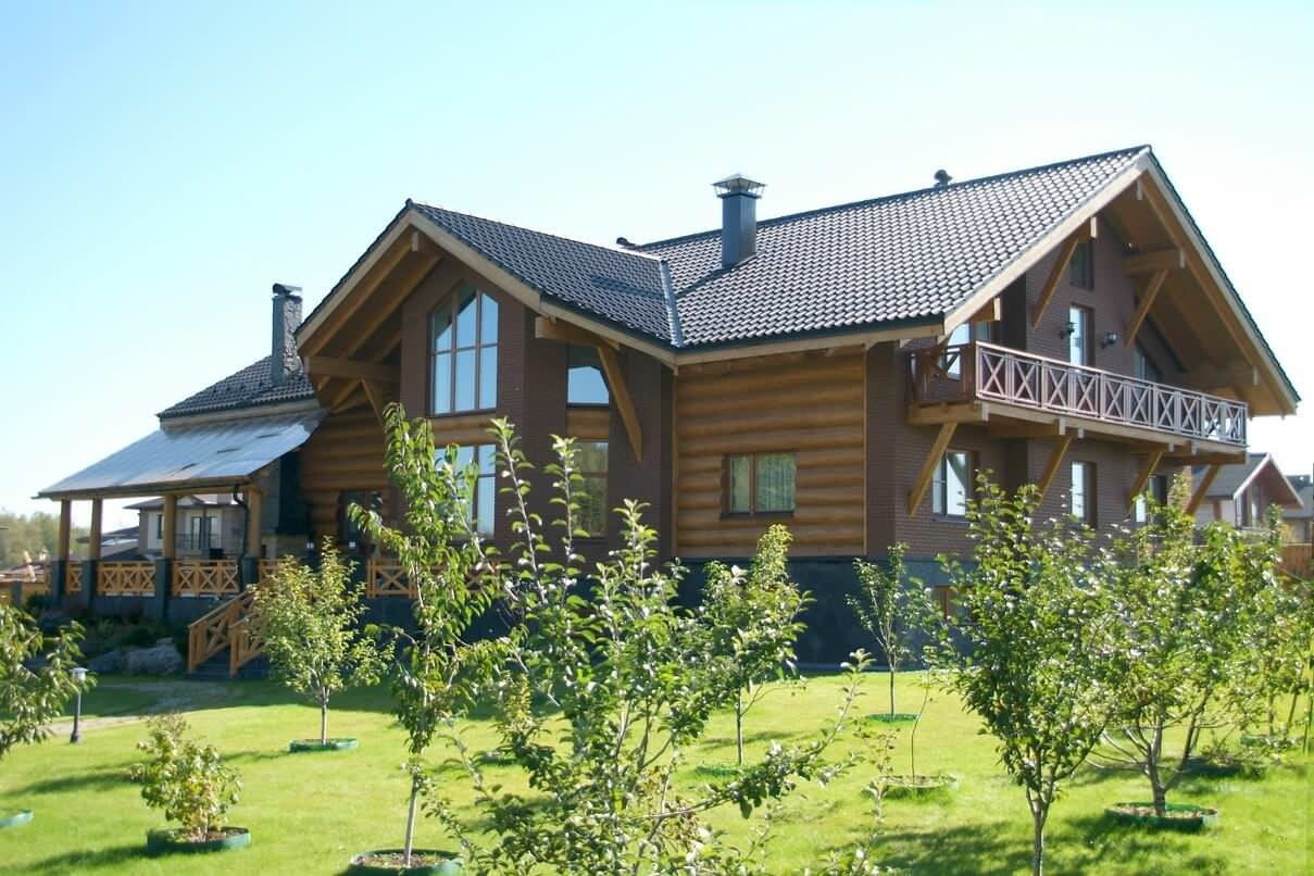 Дом в стиле Рустика с балконом