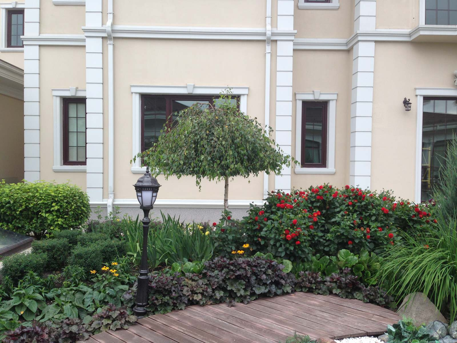 Внутренний дворик в коттеджном поселке "Изумрудный город"